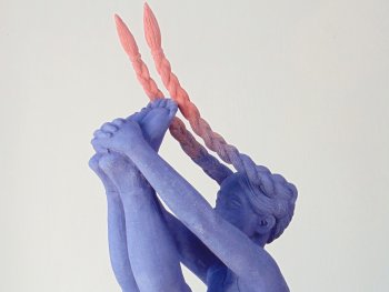 Violette Keramik-Skulptur eines Mädchens, das sich in schwingender Bewegung die Füße hält. Sie trägt zwei Zöpfe, die ihre Farbe in einen Pfirsichton ändern.