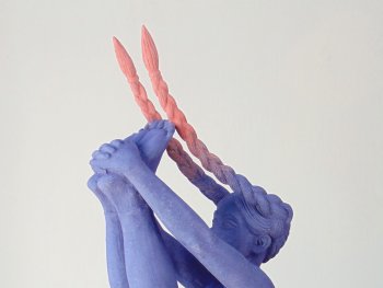 Foto: Karsten Reckziegel, VNP
Violette Keramik-Skulptur eines Mädchens, das sich in schwingender Bewegung die Füße hält. Sie trägt zwei Zöpfe, die ihre Farbe in einen Pfirsichton ändern.