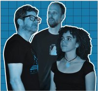 Drei Personen in blau eingefärbtem Collagenlook mit weißer Umrandung stehen freigestellt vor einem blauen Gitterhintergrund.