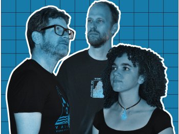 Drei Personen in blau eingefärbtem Collagenlook mit weißer Umrandung stehen freigestellt vor einem blauen Gitterhintergrund.