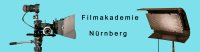 Filmkamera mit Mattebox und Studioleuchte auf türkisem Hintergrund