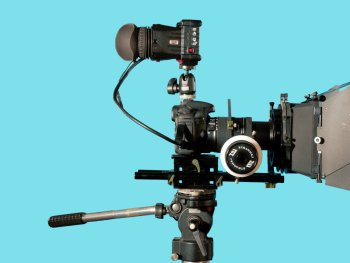 Foto: Filmakademie Nürnberg
Filmkamera mit Mattebox und Studioleuchte auf türkisem Hintergrund
