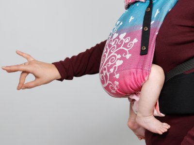 Mutter mit Baby in Trage