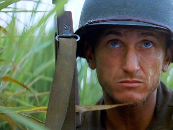 Copyright: 20th Century Fox
Ein Soldat mit Stahlhelm und Gewehr kauert schwitzend im hohen Gras und blickt angespannt in die Ferne.