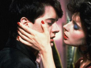 Copyright: Filmverleih
Zwei Personen in einer intimen Filmszene, die Frau hält das Gesicht des Mannes und beide nähern sich für einen Kuss.