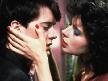 Copyright: Filmverleih Zwei Personen in einer intimen Filmszene, die Frau hält das Gesicht des Mannes und beide nähern sich für einen Kuss.