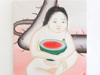 Gemälde einer sitzenden Person, die eine halbe Wassermelone hält, vor einem dornigen Ast und rosafarbenem Hintergrund mit kleinen Pilzen am Boden.