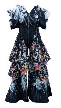 Schwarzer Jumpsuit mit weit ausgestellten Beinen, verziert mit bunten Skelettmustern, die in Schultüten enden, und flügelartigen schwarz-weißen Ärmeln.
