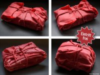 Vier Ansichten eines rechteckigen Pakets, das in rotes Papier eingewickelt und mit rotem Schnurband gebunden ist