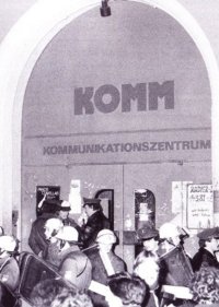 Polizeieinsatz mit Beamten in Schutzausrüstung vor dem Eingang des Kommunikationszentrums „KOMM“.