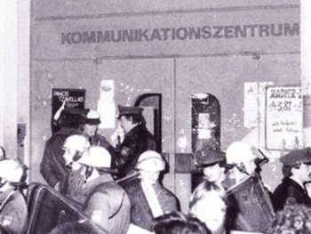 Polizeieinsatz mit Beamten in Schutzausrüstung vor dem Eingang des Kommunikationszentrums „KOMM“.