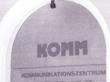 Polizeieinsatz mit Beamten in Schutzausrüstung vor dem Eingang des Kommunikationszentrums „KOMM“.