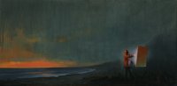 Gemälde einer Person, die in eine orangene Regenjacke gekleidet an einer Staffelei vor einer Küstenlandschaft mit orangefarbenem Sonnenuntergang und dunklem, wolkenverhangenem Himmel malt.
