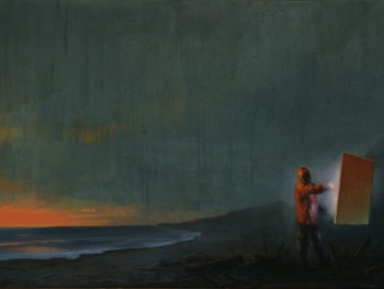 Gemälde einer Person, die in eine orangene Regenjacke gekleidet an einer Staffelei vor einer Küstenlandschaft mit orangefarbenem Sonnenuntergang und dunklem, wolkenverhangenem Himmel malt.