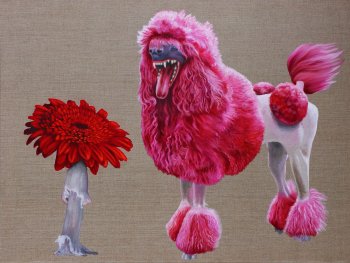 Gemälde eines pinkfarbenen Pudels mit aufgerissenem Maul neben einer roten Blume auf einem weißen Stängel, vor unbemaltem Leinwandhintergrund.
