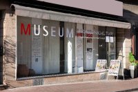 “Erinnerung ist kein Museum, sie kann auch ein trügerischer Spiegel sein. Diese Straße hat nie stillgestanden.“