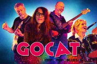 Vier Bandmitglieder von GoCat mit Gitarren und Schlagzeug posieren vor blauem Hintergrund, darunter der Schriftzug „GoCat – Trip Pop Blues“.