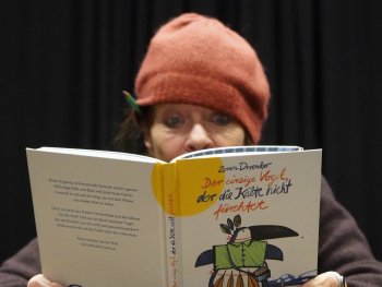 Eine Frau mit roter Mütze liest ein Buch