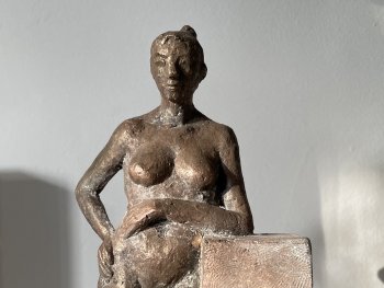Foto: Martin Dummert, VNP
Bronzeskulptur einer stehenden weiblichen Aktfigur, die sich mit einem Arm auf einen quaderförmigen Sockel stützt.