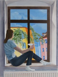 Gemälde einer Person, die auf einem Fensterbrett sitzt und mit einem Papierflieger auf bunte Häuser und windgebeugte Bäume blickt.