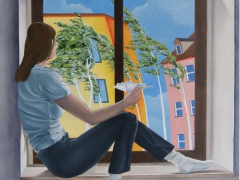 Gemälde einer Person, die auf einem Fensterbrett sitzt und mit einem Papierflieger auf bunte Häuser und windgebeugte Bäume blickt.