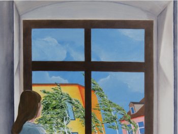 Foto: Paula Hacker, VNP
Gemälde einer Person, die auf einem Fensterbrett sitzt und mit einem Papierflieger auf bunte Häuser und windgebeugte Bäume blickt.
