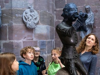 Kinder bei einer Führung durch das Museum