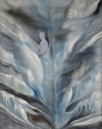 Gemälde in Blau- und Grautönen mit einer kleinen, blass-rosafarbenen menschlichen Figur inmitten großer, faltenartiger Formen, die an Stoff oder Blätter erinnern.