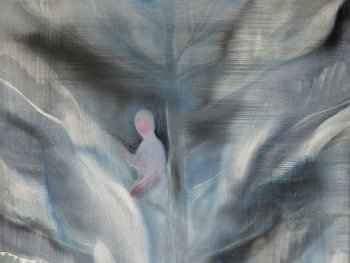 Gemälde in Blau- und Grautönen mit einer kleinen, blass-rosafarbenen menschlichen Figur inmitten großer, faltenartiger Formen, die an Stoff oder Blätter erinnern.