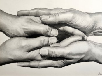Detailreiche Bleistiftzeichnung von zwei ineinander verschränkten Handpaaren in Nahaufnahme.