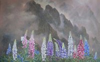 Gemälde mit bunten Lupinenblüten in Rosa, Lila, Blau und Weiß vor einer nebelverhangenen, schroffen Bergkulisse.