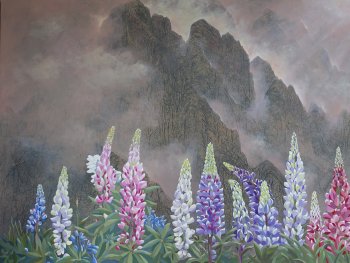 Foto: Wolfgang G. Bühler, VNP
Gemälde mit bunten Lupinenblüten in Rosa, Lila, Blau und Weiß vor einer nebelverhangenen, schroffen Bergkulisse.