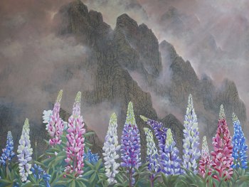 Gemälde mit bunten Lupinenblüten in Rosa, Lila, Blau und Weiß vor einer nebelverhangenen, schroffen Bergkulisse.