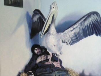 Gemälde einer liegenden Person, auf deren Oberkörper ein Pelikan mit ausgebreiteten Flügeln steht, umgeben von Stroh in einem kargen Raum.