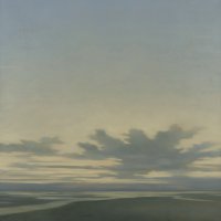 Weite Himmelslandschaft in sanften Blau- und Beigetönen mit einer Wolkenbank über dem flachen Horizont eines Wattenmeeres.