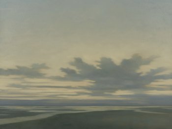 Weite Himmelslandschaft in sanften Blau- und Beigetönen mit einer Wolkenbank über dem flachen Horizont eines Wattenmeeres.