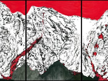Dreiteiliges Gemälde zeigt schneebedeckte Berggipfel vor rotem Himmel mit roten Rissen und Adern im Schnee.