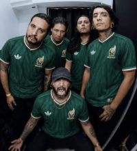 Fünf Männer mit Tattoos in grünen Mexiko-Trikots posieren gemeinsam für ein Bandfoto.