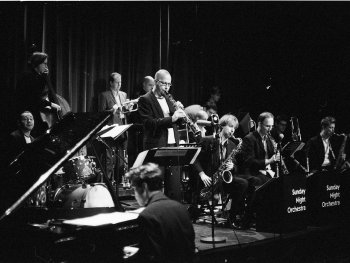 Foto: Bernd Freundorfer
In schwarz-weiß ist eine große Band zu sehen mit vielen Instrumenten.