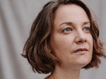 Copyright: MartinaDähne Porträt einer Frau mit schulterlangem, welligem braunem Haar, die nachdenklich zur Seite blickt.