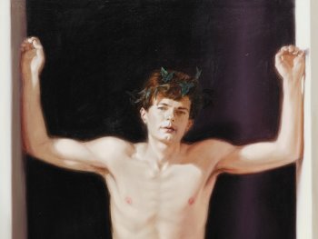 Copyright: Anke Doberauer, „Victor“, 1988, © VG Bild-Kunst, Bonn 2026 Gemälde eines jungen Mannes mit Lorbeerkranz im Haar, der mit erhobenen Armen und weißem Lendentuch vor dunklem Hintergrund dargestellt ist. (Anke Doberauer, „Victor“, 1988, © VG Bild-Kunst, Bonn 2026)