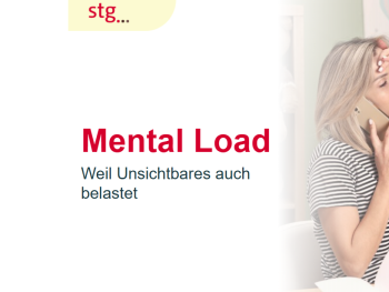 Schriftzug Menatal Loard und eine Frau am Telefon, die sich an die Stirn fasst, während gleichzeitig ein Kind auf ihrem Schoß sitzt.