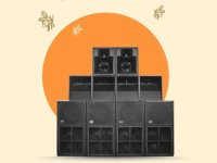 Pyramidenförmig gestapelte schwarze Lautsprecherboxen vor einem orangefarbenen Kreis mit gezeichneten Bienen im Hintergrund.