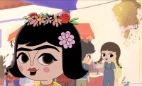 Animierte Figur mit schwarzem Haar, markanten Augenbrauen und Blumenschmuck im Haar spricht, im Hintergrund ein Marktplatz mit weiteren Kinderfiguren.