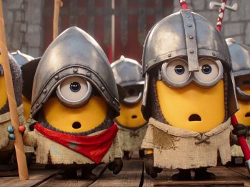 Copyright: 2026 Universal Pictures International Germany GmbH Animierte Minions in mittelalterlichen Rüstungen und mit Speeren stehen als Wachen vor einer steinernen Burgmauer.