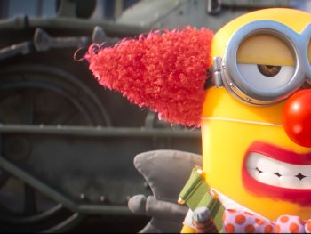 Copyright: 2026 Universal Pictures International Germany GmbH
Animierte Filmfigur, ein gelbes Minion, als Clown verkleidet mit roter Perücke, roter Nase und geschminktem Mund.