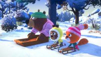 Animierte Tierfiguren mit bunten Mützen ziehen Schlitten durch eine verschneite Winterlandschaft.