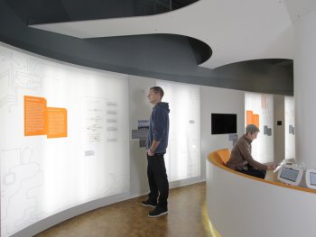 Personen betrachten Ausstellungstafeln zum Thema Vernetzung und Internet.