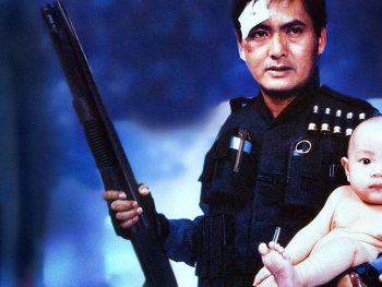 Copyright: Rapid Eye Movies
Verletzter Mann hält eine Schrotflinte in einer Hand und ein Baby im anderen Arm.