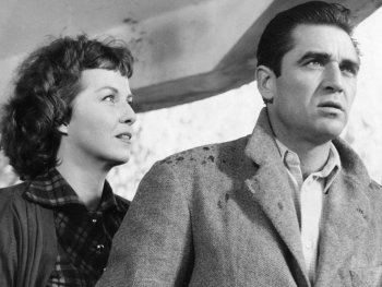 Copyright: Filmverleih Schwarz-weißes Filmfoto einer Frau und eines Mannes, die mit besorgter Miene nach oben blicken.